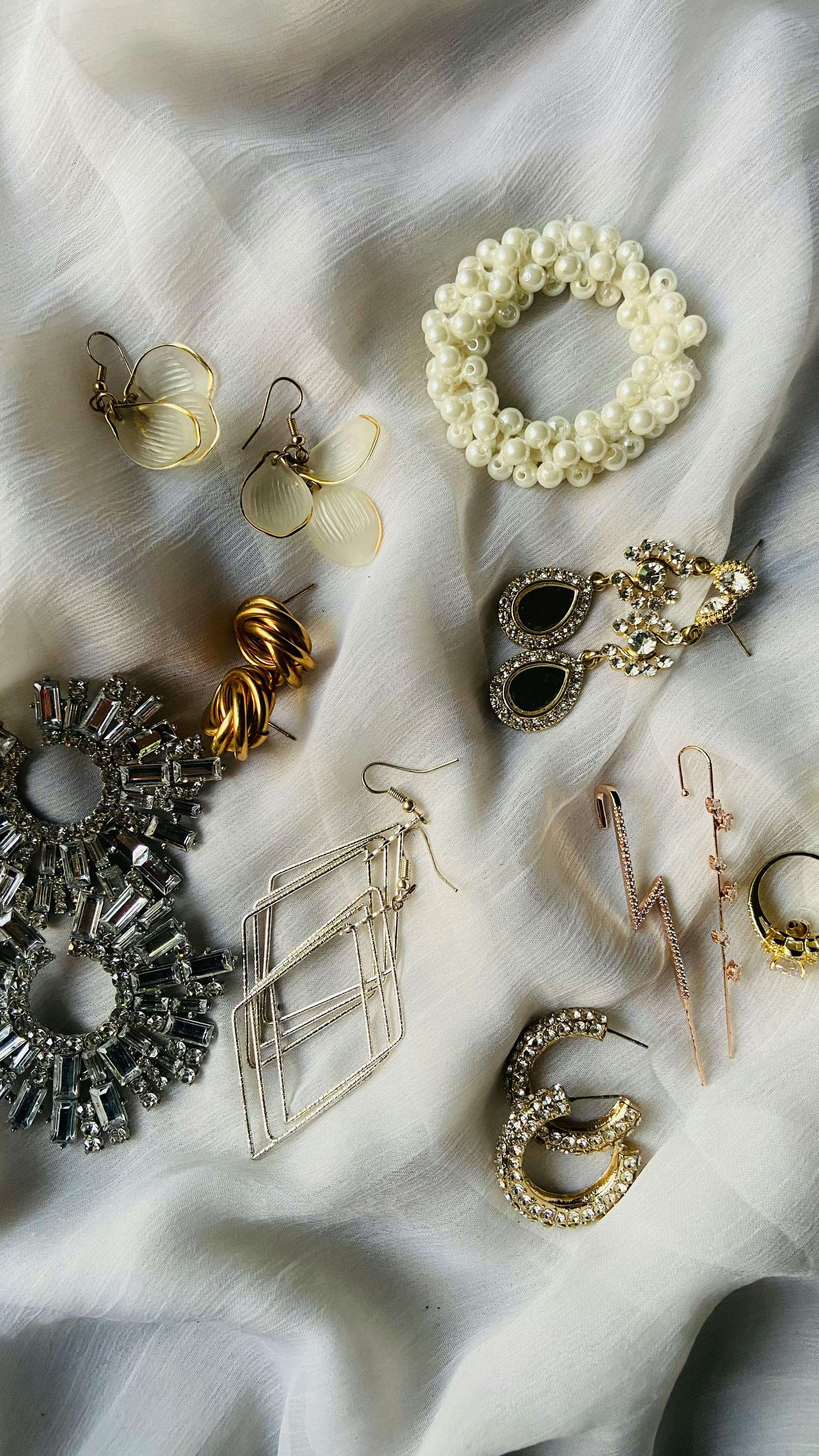 _Atunbi – unique earrings and art from upcycled materials